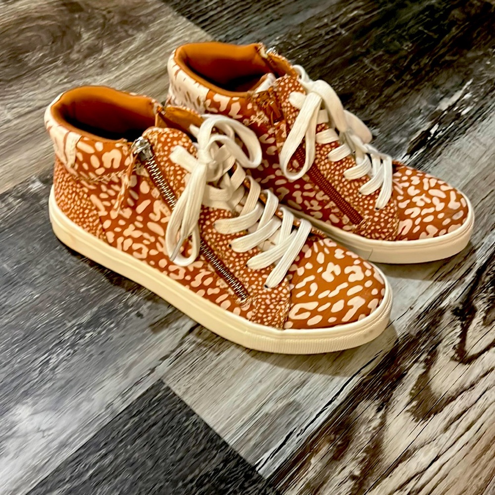 Zip up tennis shoes